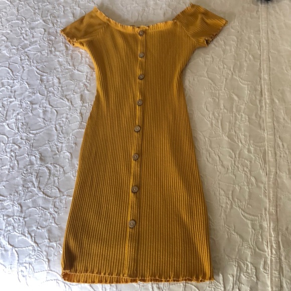 Dresss - Picture 1 of 2